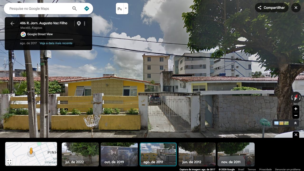 A casa amarela481, o muro de pedra e os blocos ao fundo