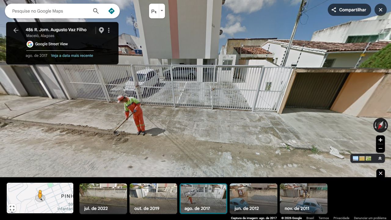 A base do edifício, estacionamento e passeio
