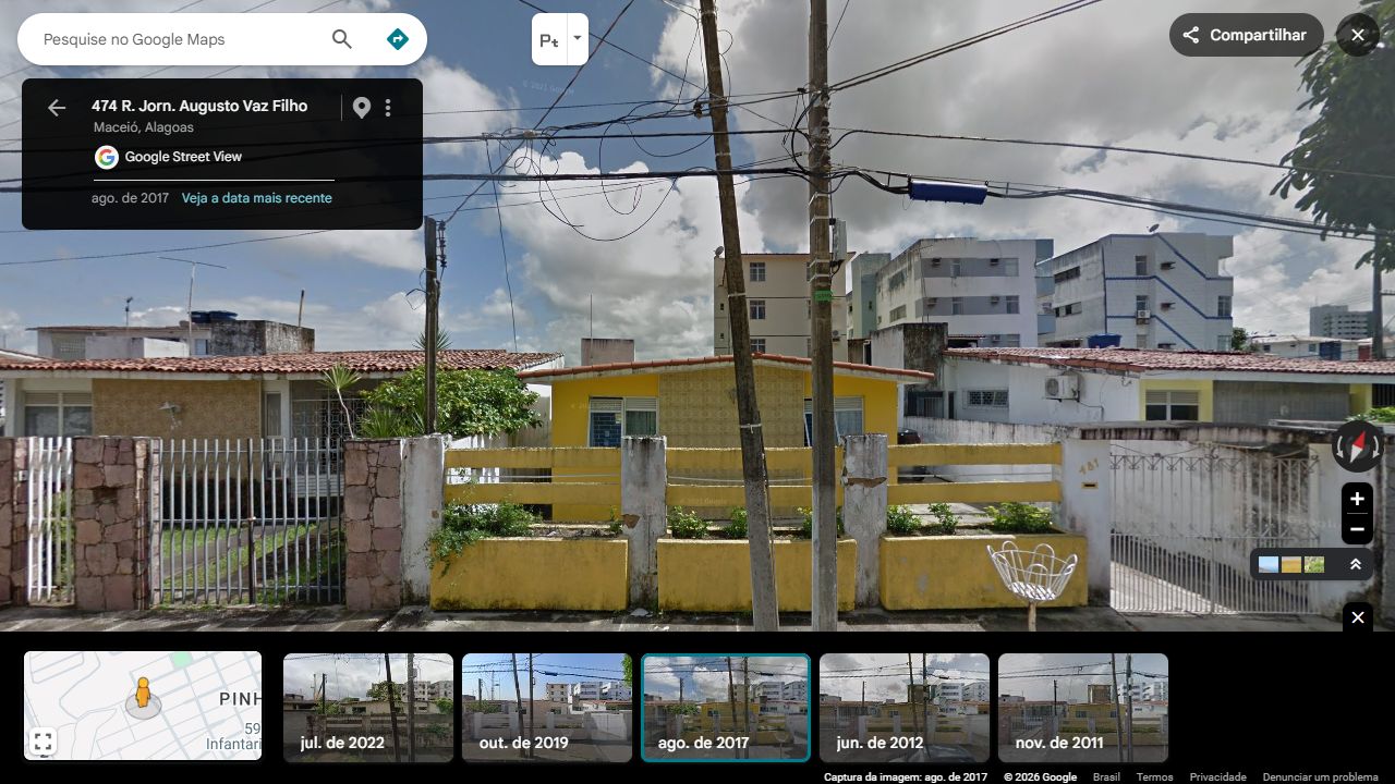 A casa 481, a vizinha de pedra rosada e os blocos ao fundo