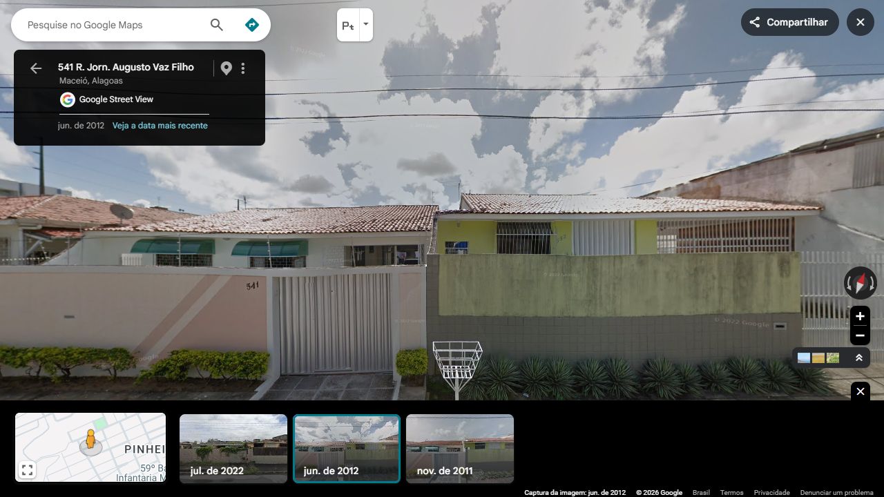 A casa 541 de faixas diagonais e sua vizinha verde